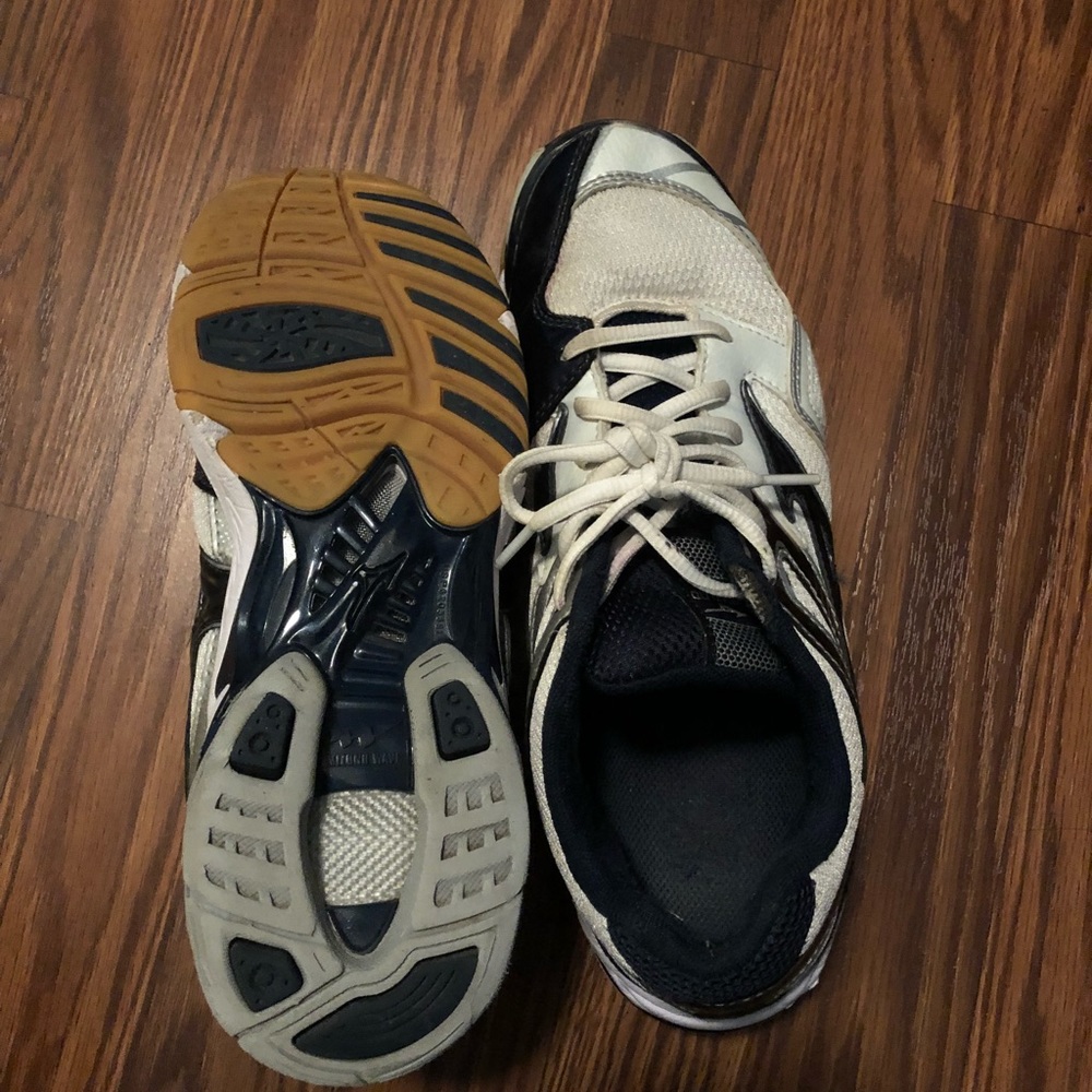 Tennis shoes